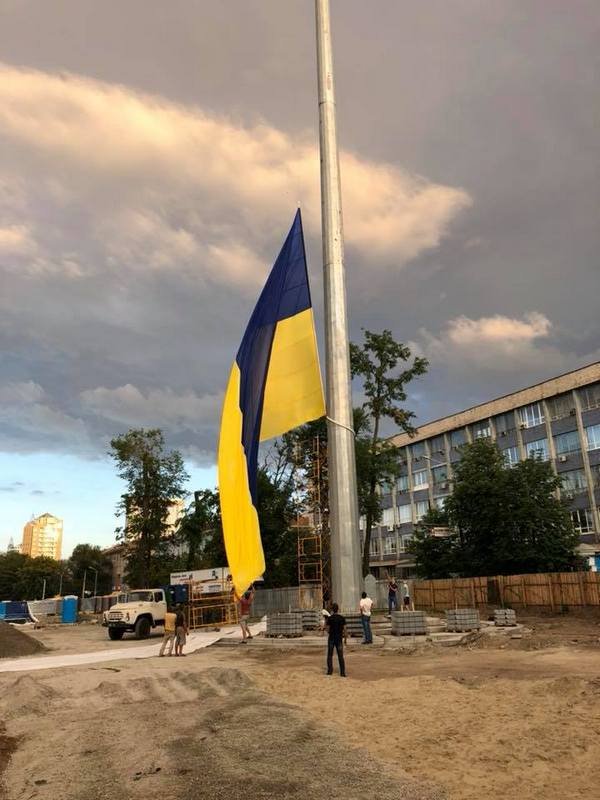 Флагшток установлен на проспекте Яворницкого Флагшток установлен на проспекте Яворницкого