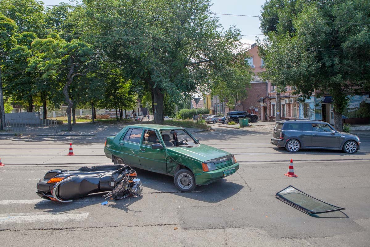 Авария случилась на перекрестке улиц Чернышевского и Владимира Моссаковского Авария случилась на перекрестке улиц Чернышевского и Владимира Моссаковского