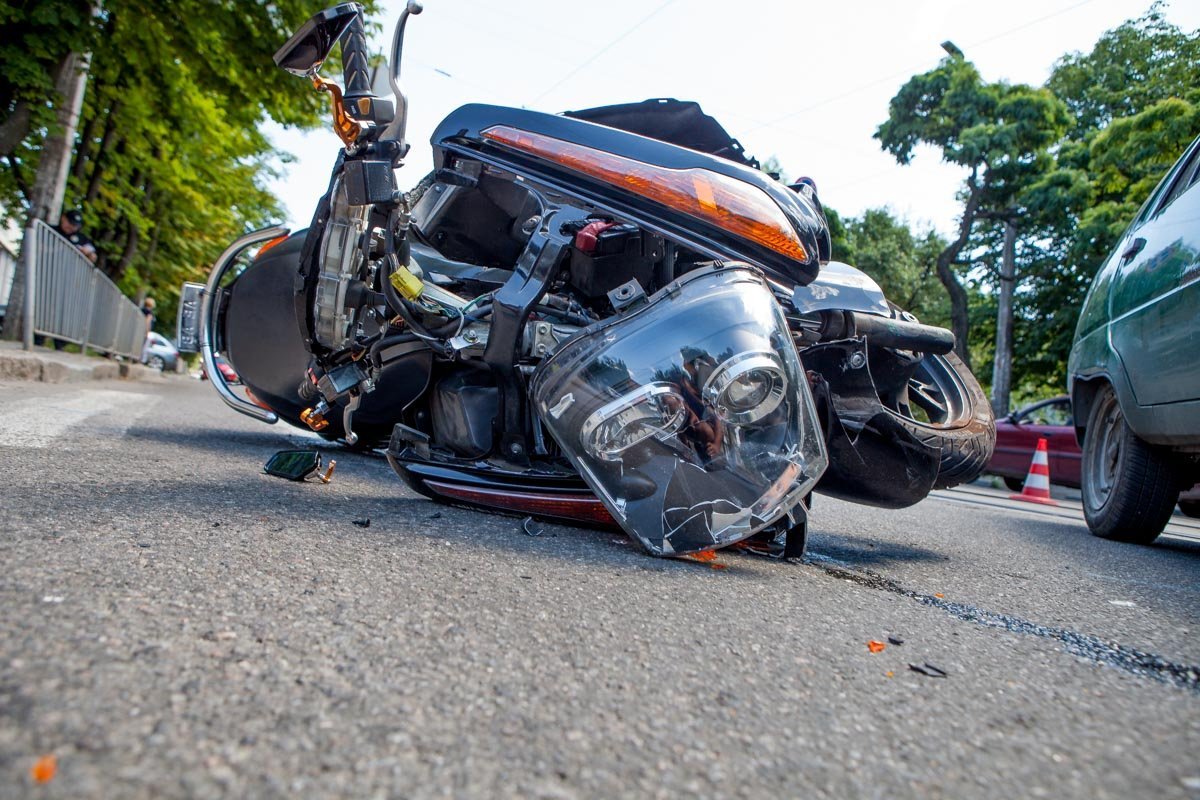 Первую помощь на месте аварии мотоциклисту оказали медики Первую помощь на месте аварии мотоциклисту оказали медики