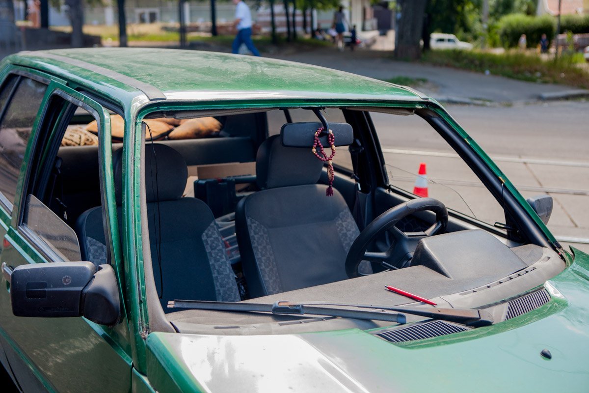 От удара автомобиль "потерял" лобовое стекло От удара автомобиль "потерял" лобовое стекло