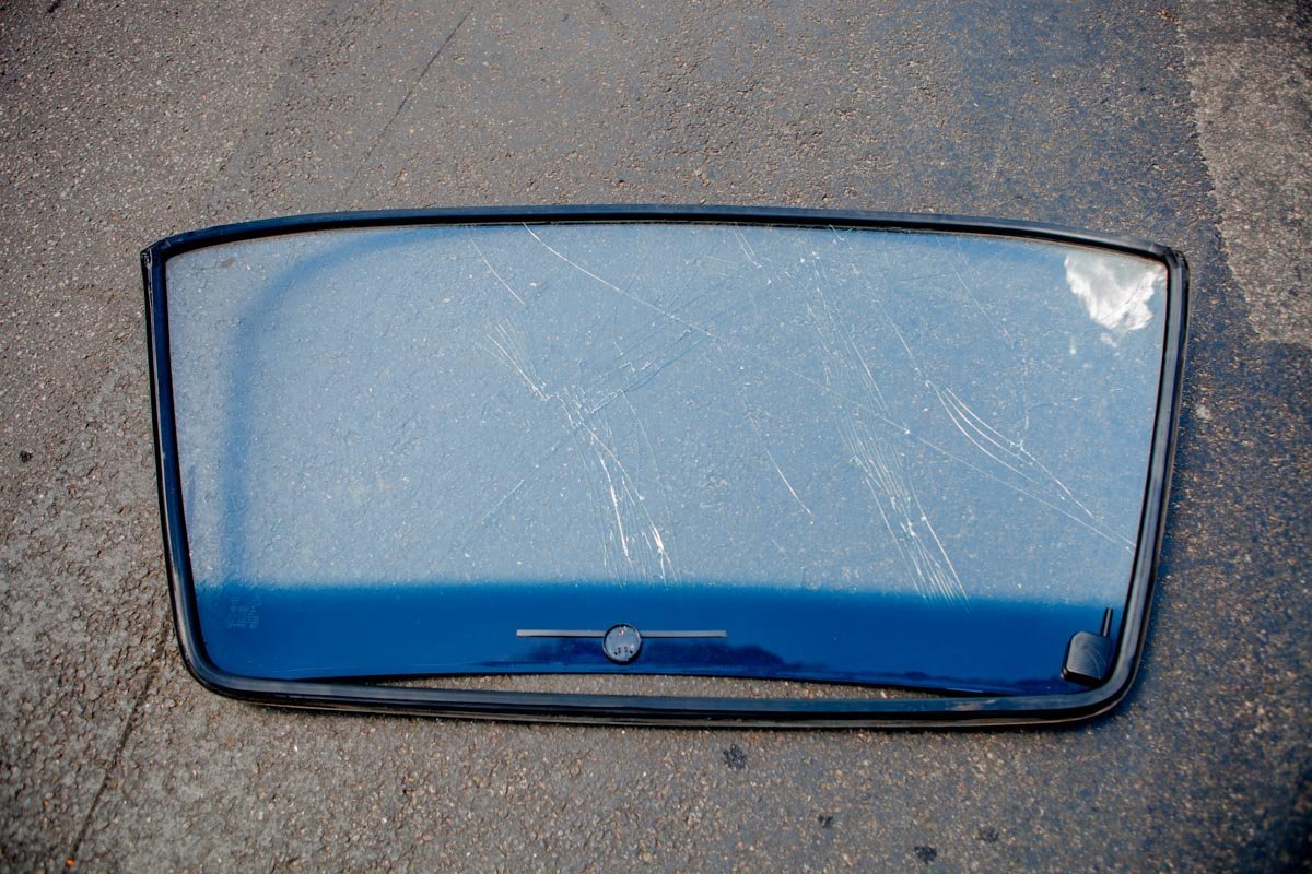 Стекло вылетело при загадочных обстоятельствах Стекло вылетело при загадочных обстоятельствах