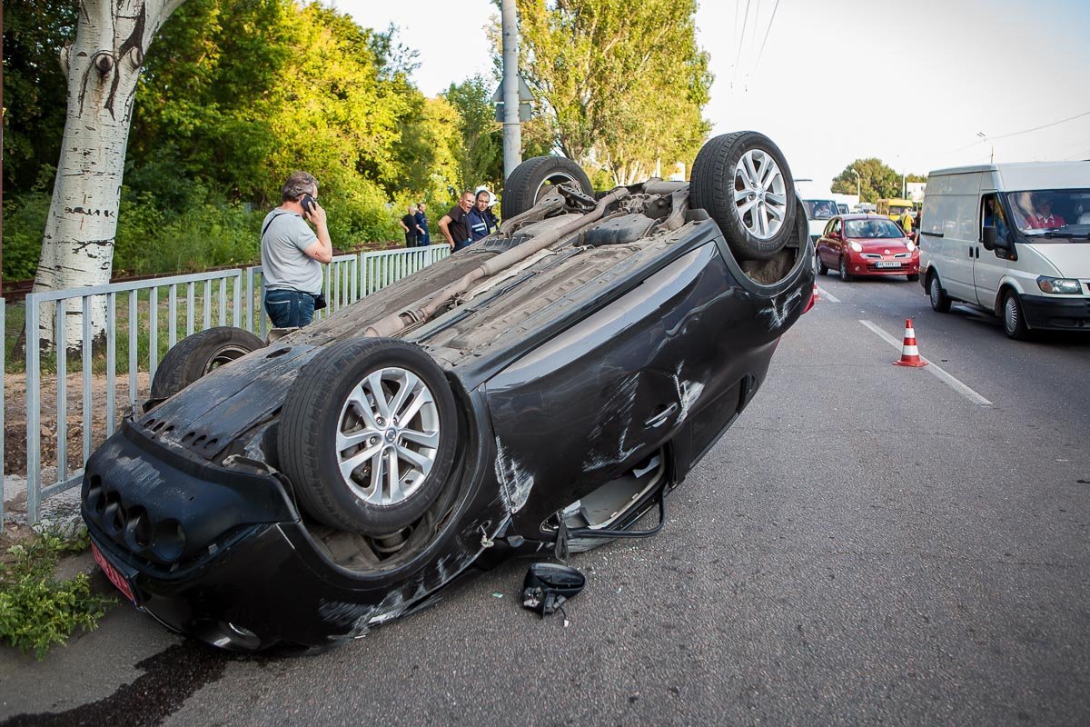 Предварительно, водитель BMW подрезал Nissan Juke, в результате чего тот "лег" на крышу
