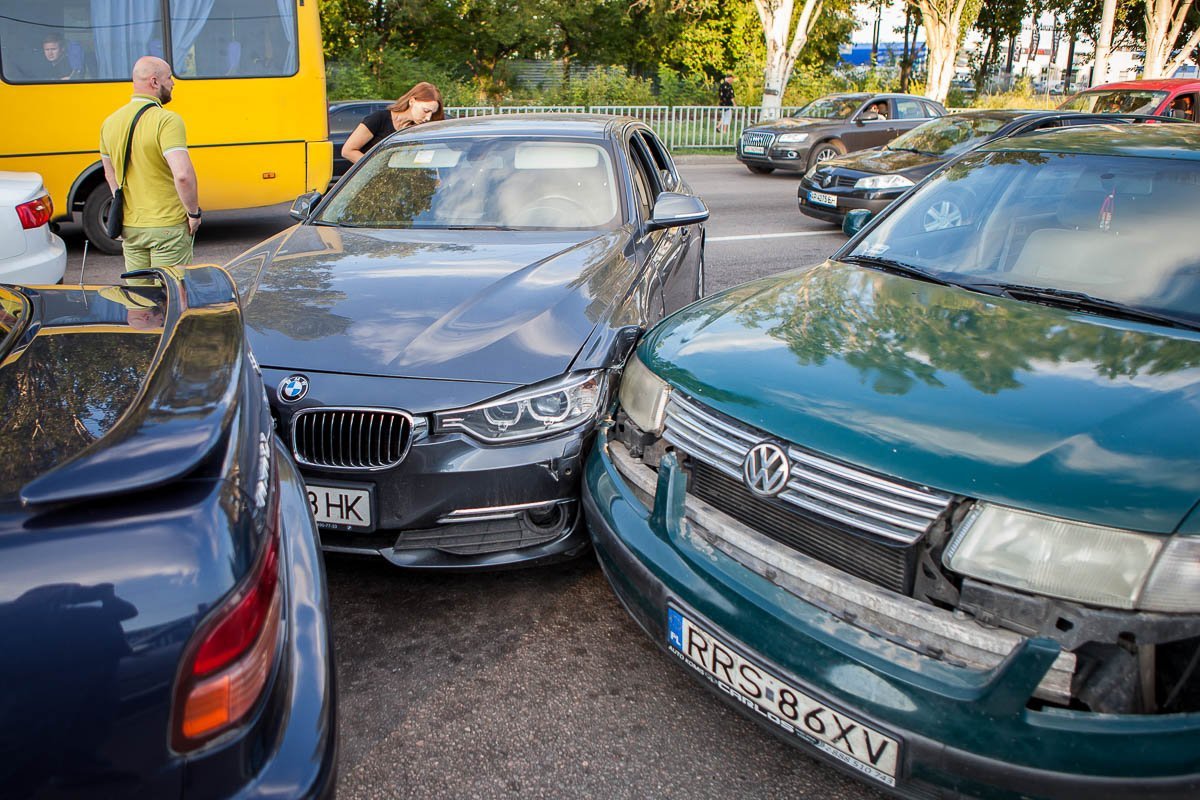 Кроме "жука" BMW протаранил еще два автомобиля