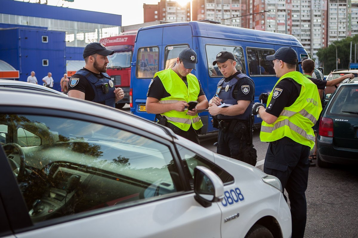 На месте аварии работают инспекторы патрульной полиции