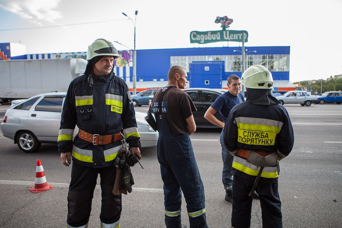 Спасатели также работали на месте ДТП