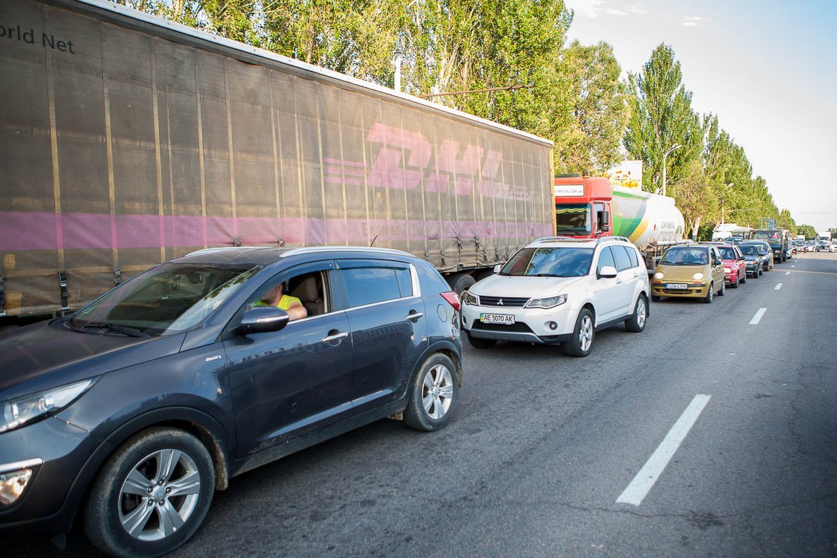 Движение на Запорожском шоссе затруднено, работает регулировщик