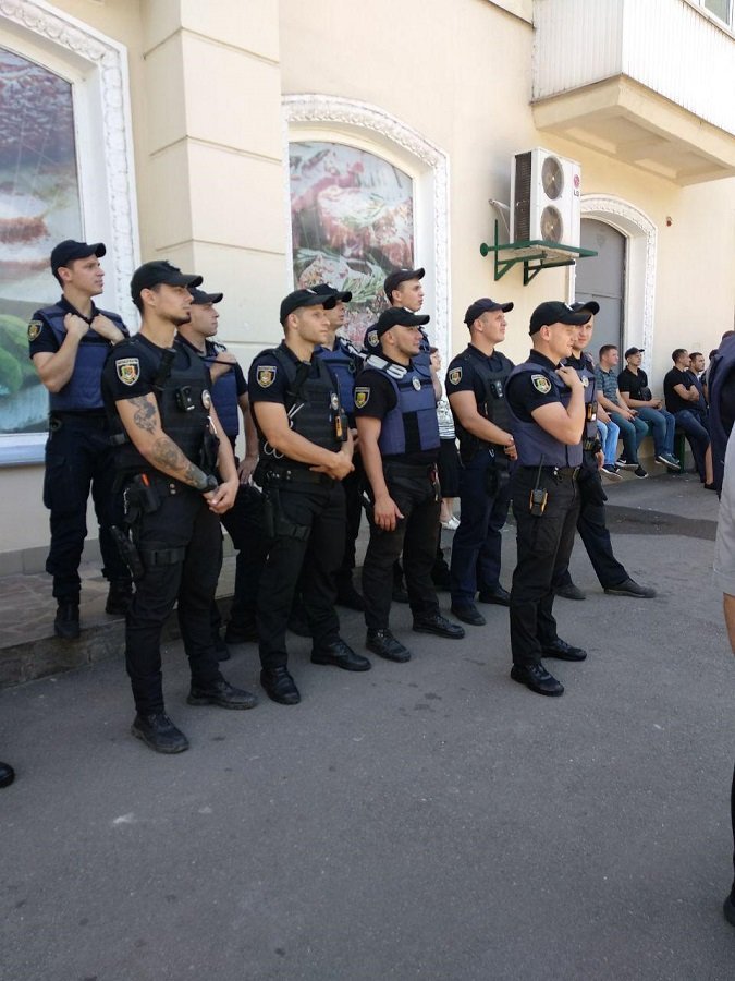 Порядок на месте митинга охраняют полицейские В Кривом Роге более 200 жителей вышли на митинг из-за незаконного закрытия парка 10