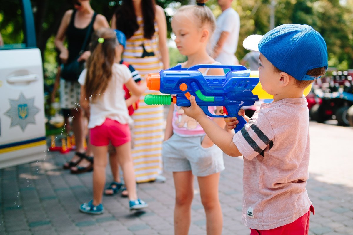 Дети отобрали у патрульных пистолет