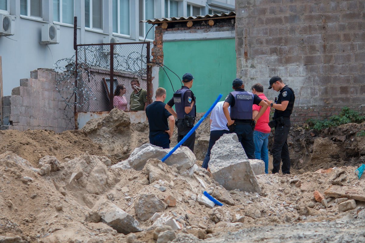 Позже на место приехали сотрудники службы спасения Позже на место приехали сотрудники службы спасения