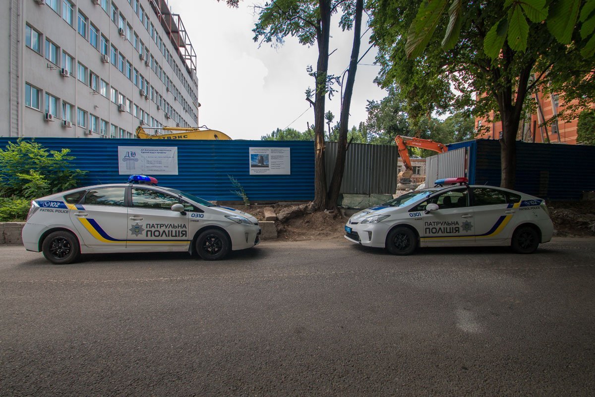 Территорию взяли под охрану правоохранители, строительные работы приостановлены Территорию взяли под охрану правоохранители, строительные работы приостановлены