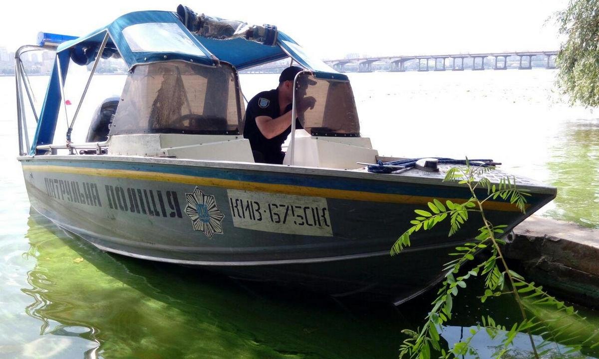 На месте работают сотрудники патрульной полиции, СОГ и судмедэксперты На месте работают сотрудники патрульной полиции, СОГ и судмедэксперты