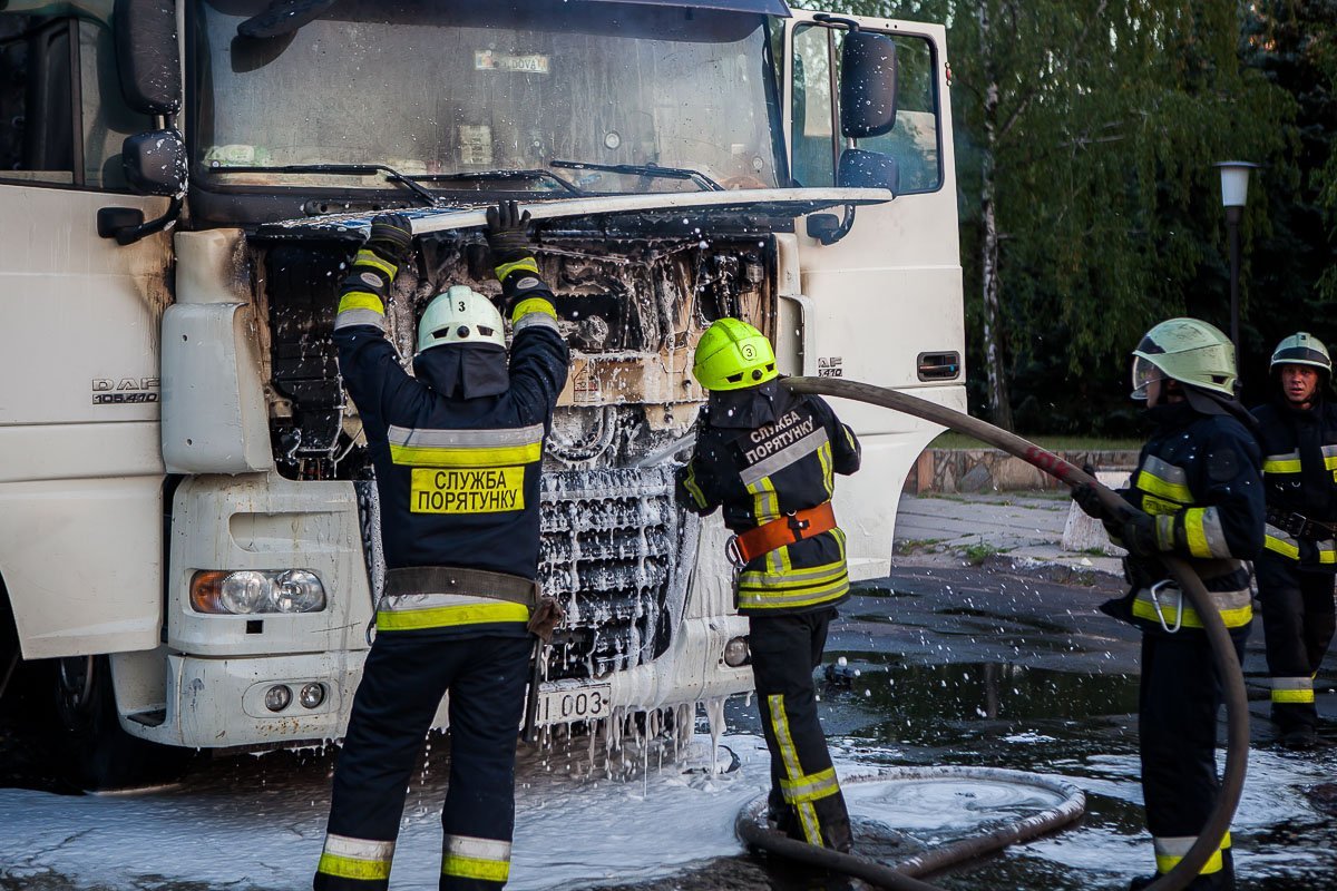 В салоне автомобиля находилось двое человек