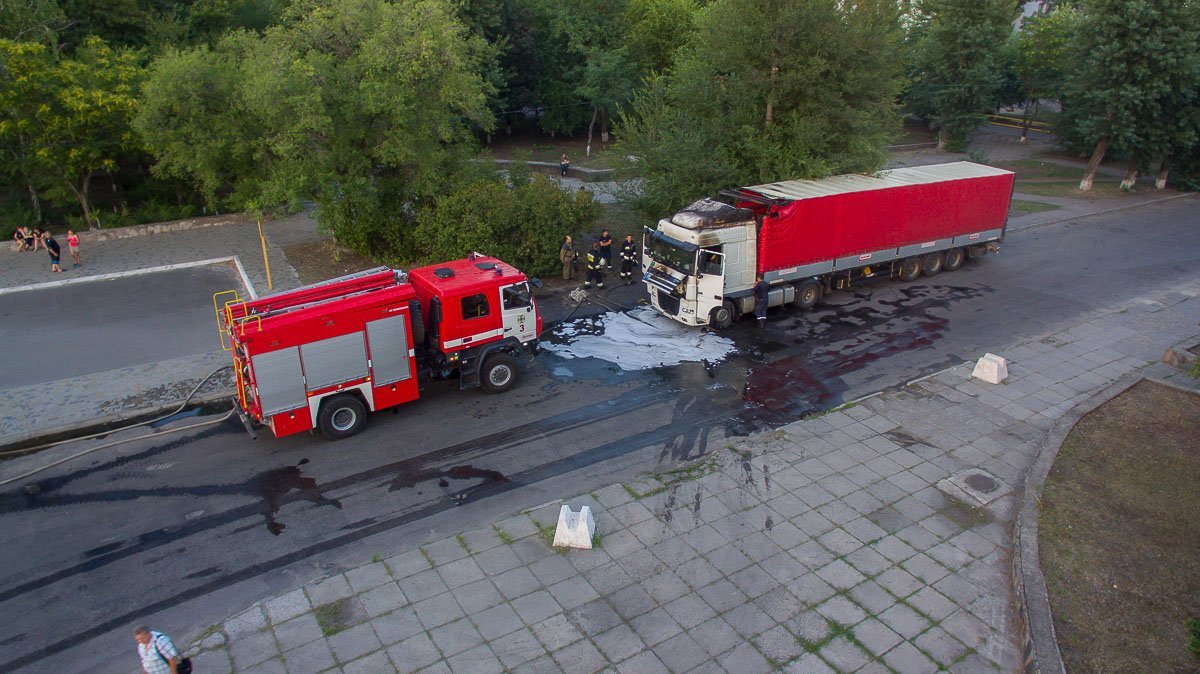 После ликвидации пожара спасатели смыли топливо, чтобы избежать повторного возгорания
