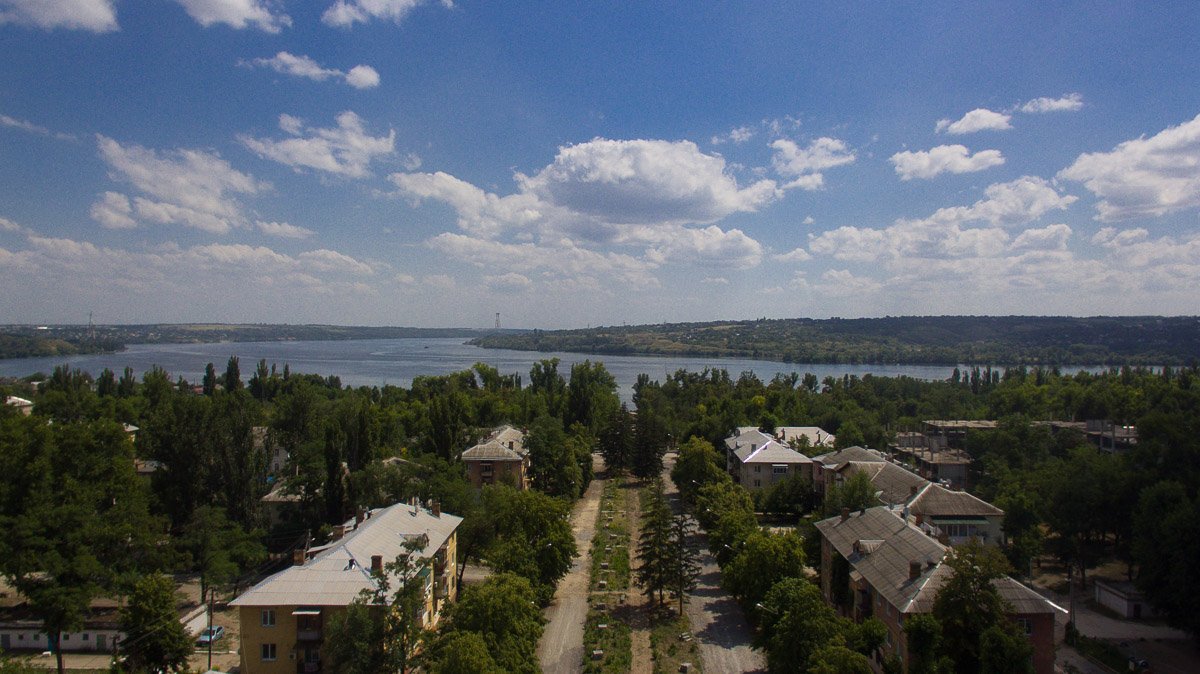 Задача стояла - в короткий срок построить на обширном пустыре возле ГРЭС целые улицы, заселить их, обеспечить всей необходимой инфраструктурой