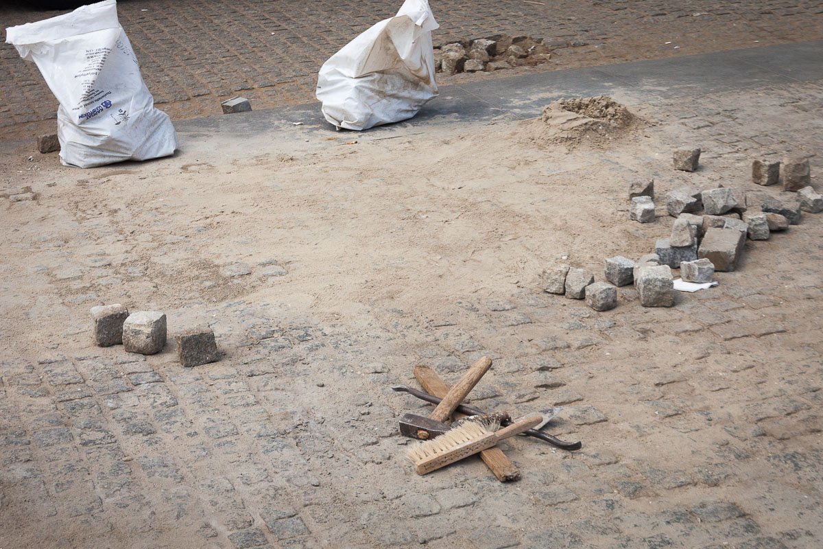 На площади уже проводят ремонт брусчатки