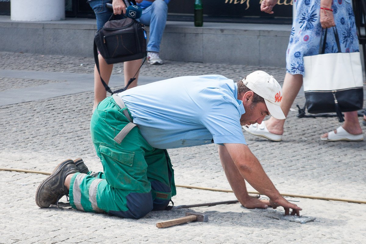 Основной причиной плохого состояния покрытия площади стала коммунальная техника, которая расшатывала брусчатку напором воды при мытье