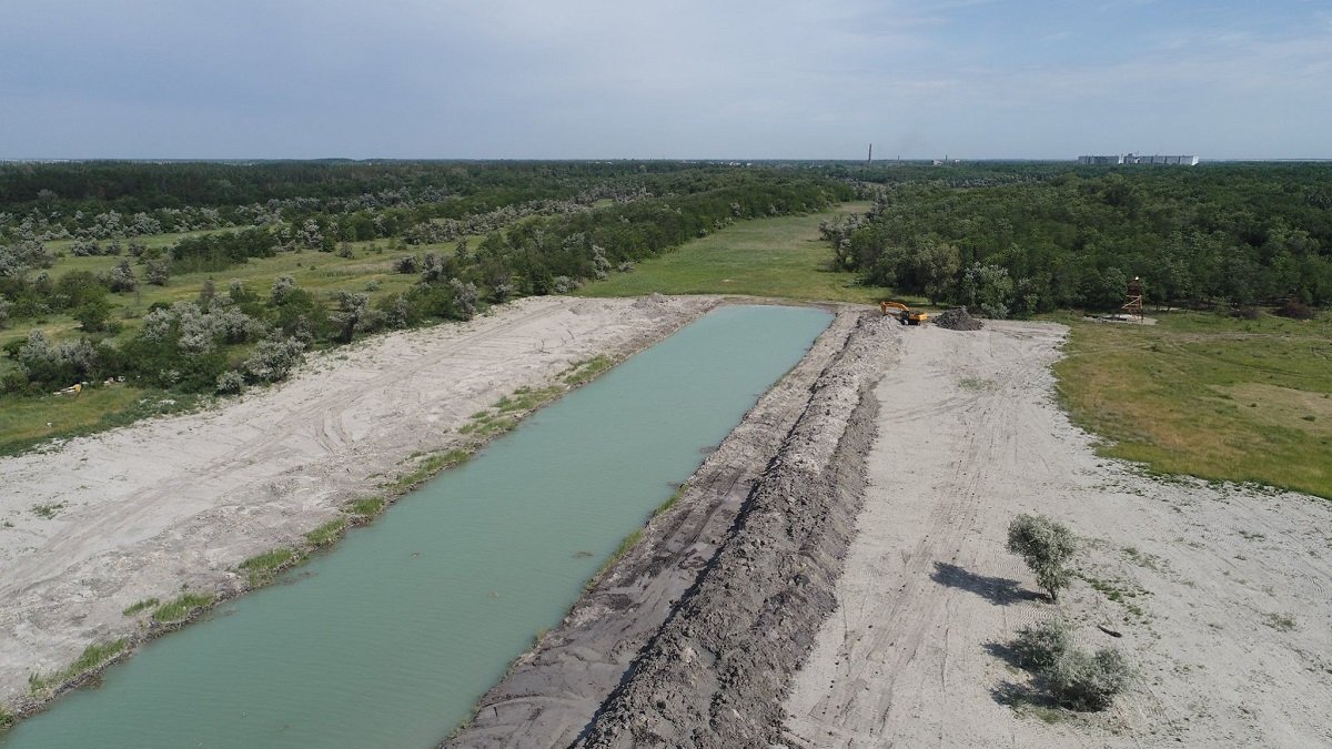 Водоем с зелено-бирюзовой водой: под Днепром восстанавливают исчезнувшее озеро 1