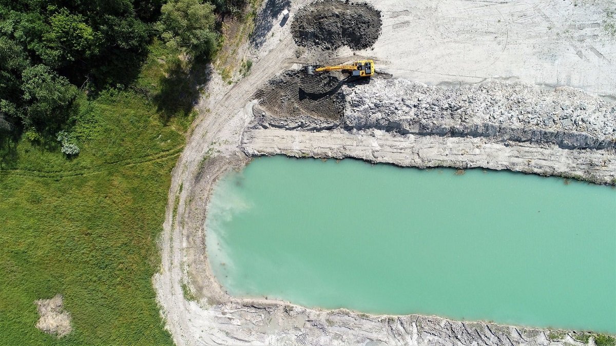 Водоем с зелено-бирюзовой водой: под Днепром восстанавливают исчезнувшее озеро 3
