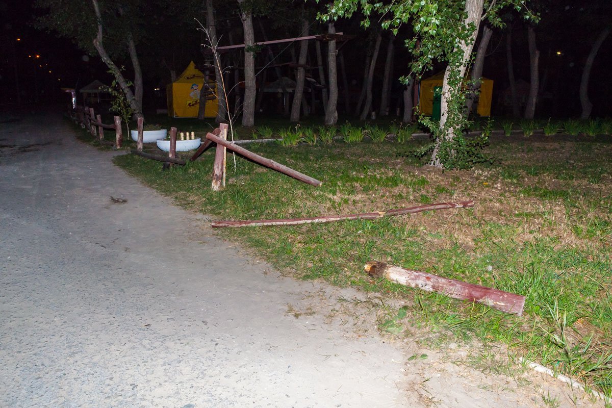 Автомобиль снес несколько метров деревянного ограждения Автомобиль снес несколько метров деревянного ограждения