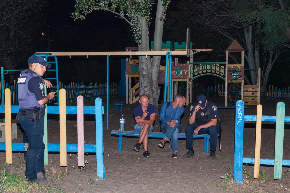 Подозреваемые спрятали украденный телефон в песочнице