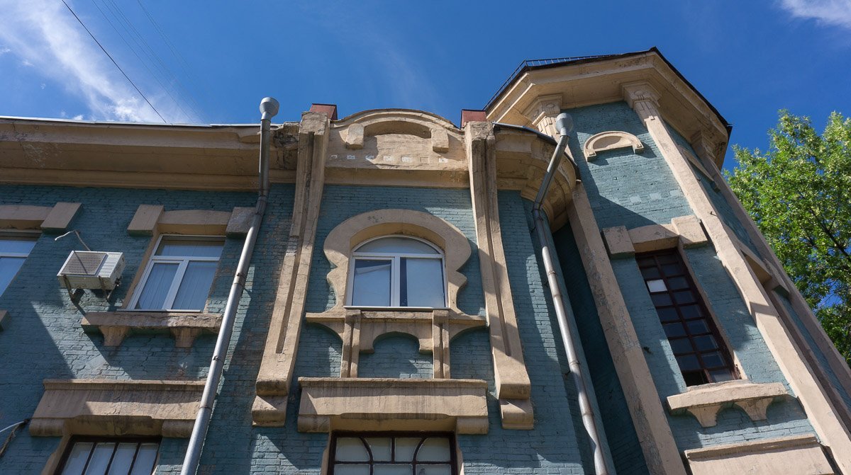 Улица сменила множество названий - Первая Чечелевская улица, Николаевский проспект, проспект Калинина и теперь Нигояна