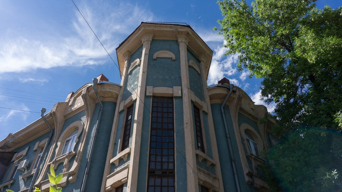 Ее поистине считают главной улицей рабочей окраины и очагом революционного движения