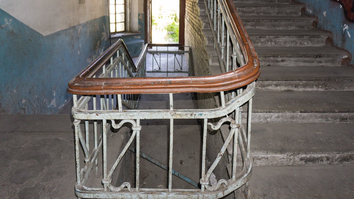 Информатор отправился на проспект Нигояна, 50, чтобы показать вам чудо архитектурной мысли, вписанное в заводскую мизансцену