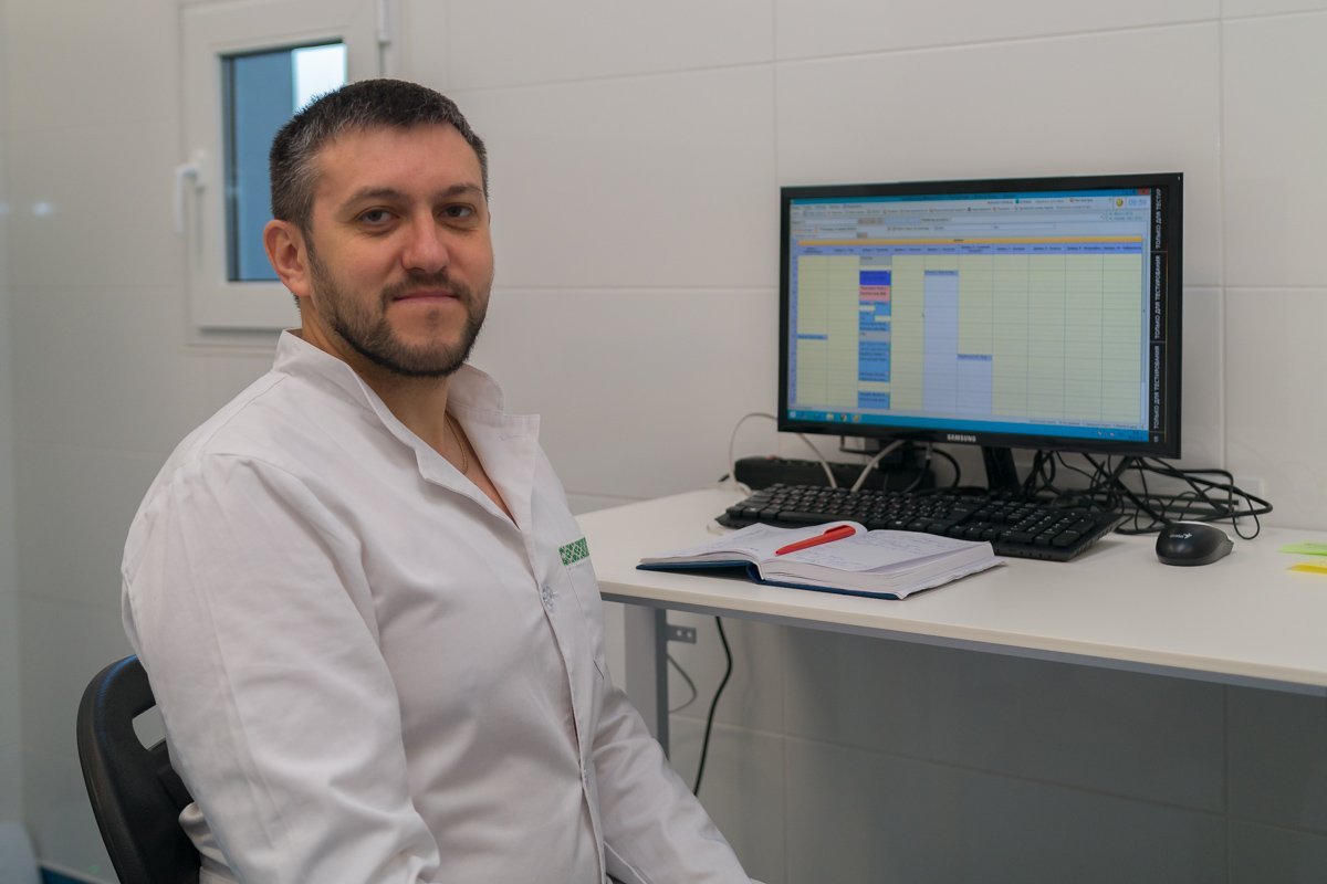 Михаил Максимцов, эмбриолог Центра репродуктологии Medicover Fertility.