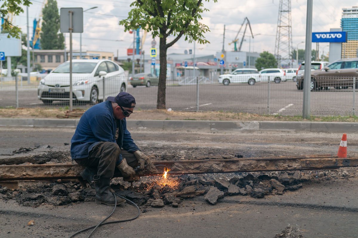 Место ремонтных работ не огородили знаками, поэтому многие водители уже попали в "ловушку" от коммунальщиков Место ремонтных работ не огородили знаками, поэтому многие водители уже попали в "ловушку" от коммунальщиков