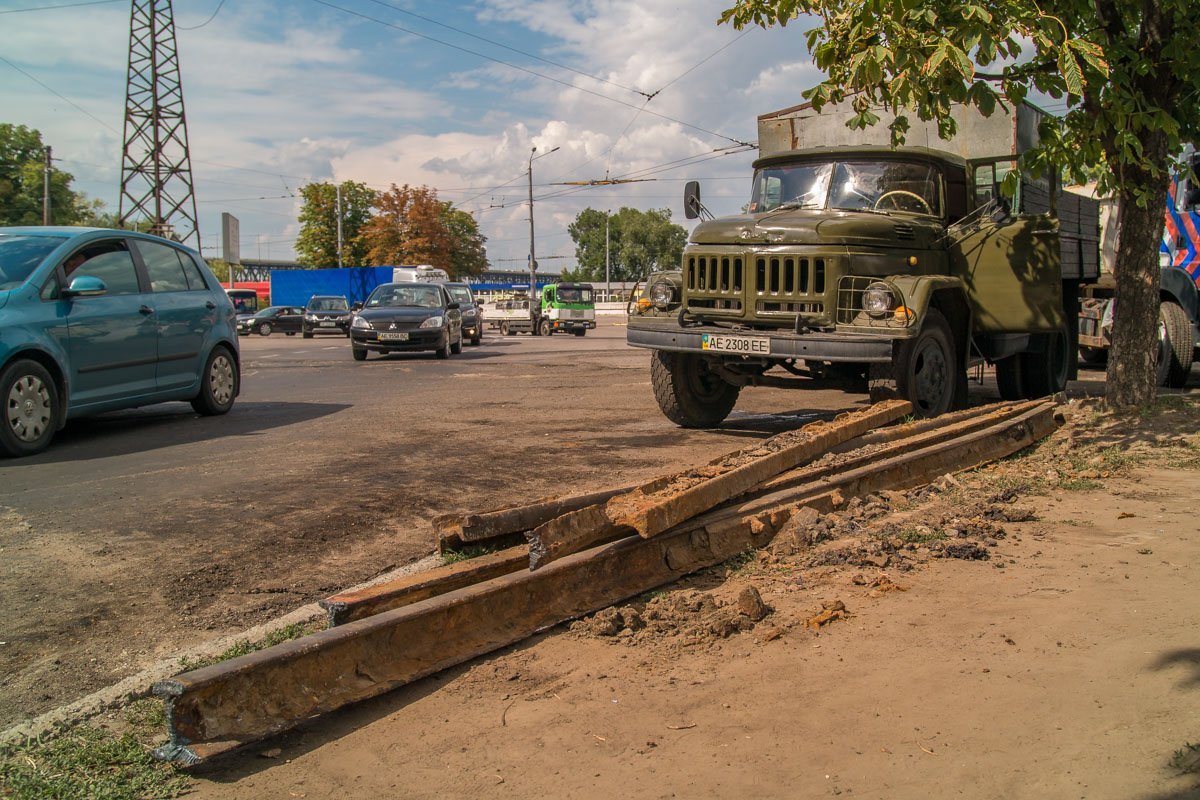 На данный момент сотрудники КП "УРЭА" проводят на участке дороги ремонт На данный момент сотрудники КП "УРЭА" проводят на участке дороги ремонт