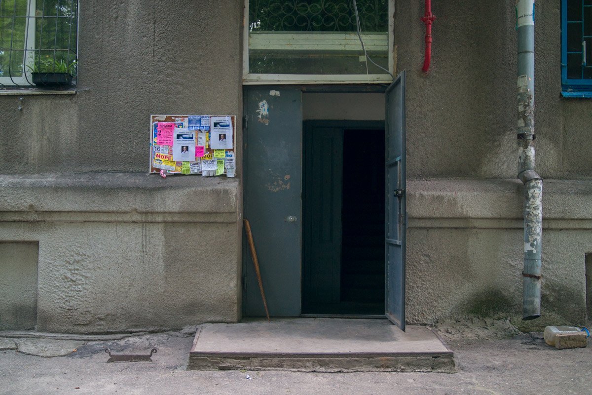 В Днепре народный депутат "раздает" кондиционеры и "собирает" деньги на переименование улицы 1