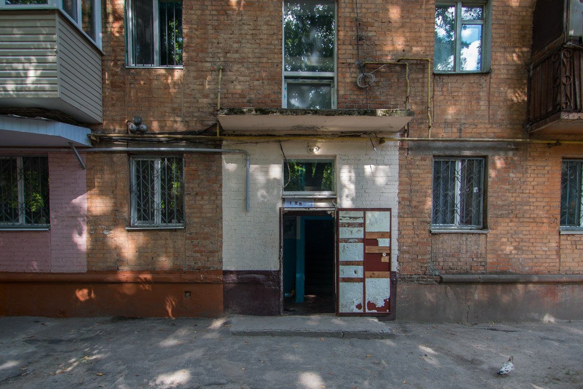 В Днепре народный депутат "раздает" кондиционеры и "собирает" деньги на переименование улицы 8