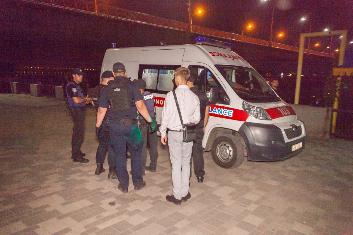 Возле ресторана произошла массовая драка с применением холодного оружия