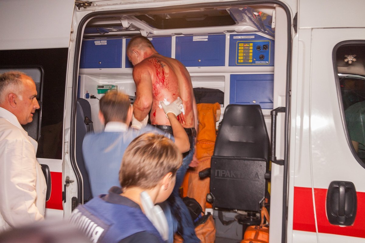 Потерпевшему нанесли удары ножом двое неизвестных