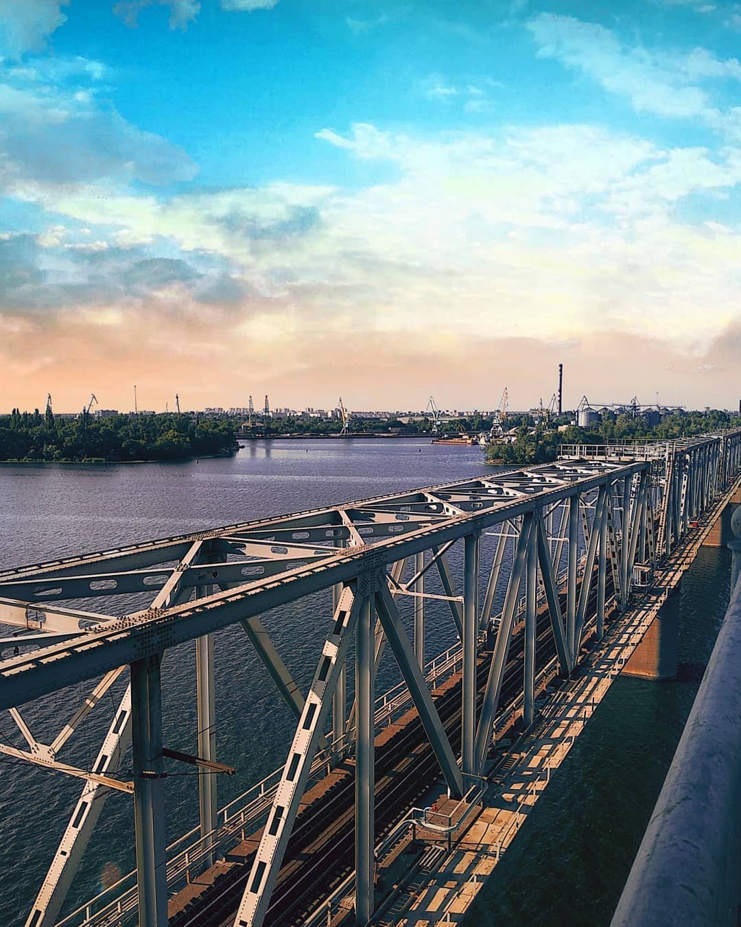 Небо над Днепром. Фото: martynenko.jpg Небо над Днепром. Фото: martynenko.jpg