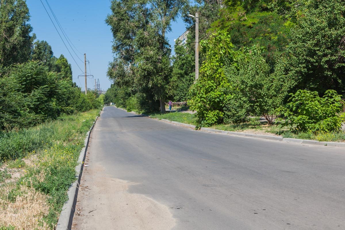 Улица не самая людная, но дороге здесь можно позавидовать