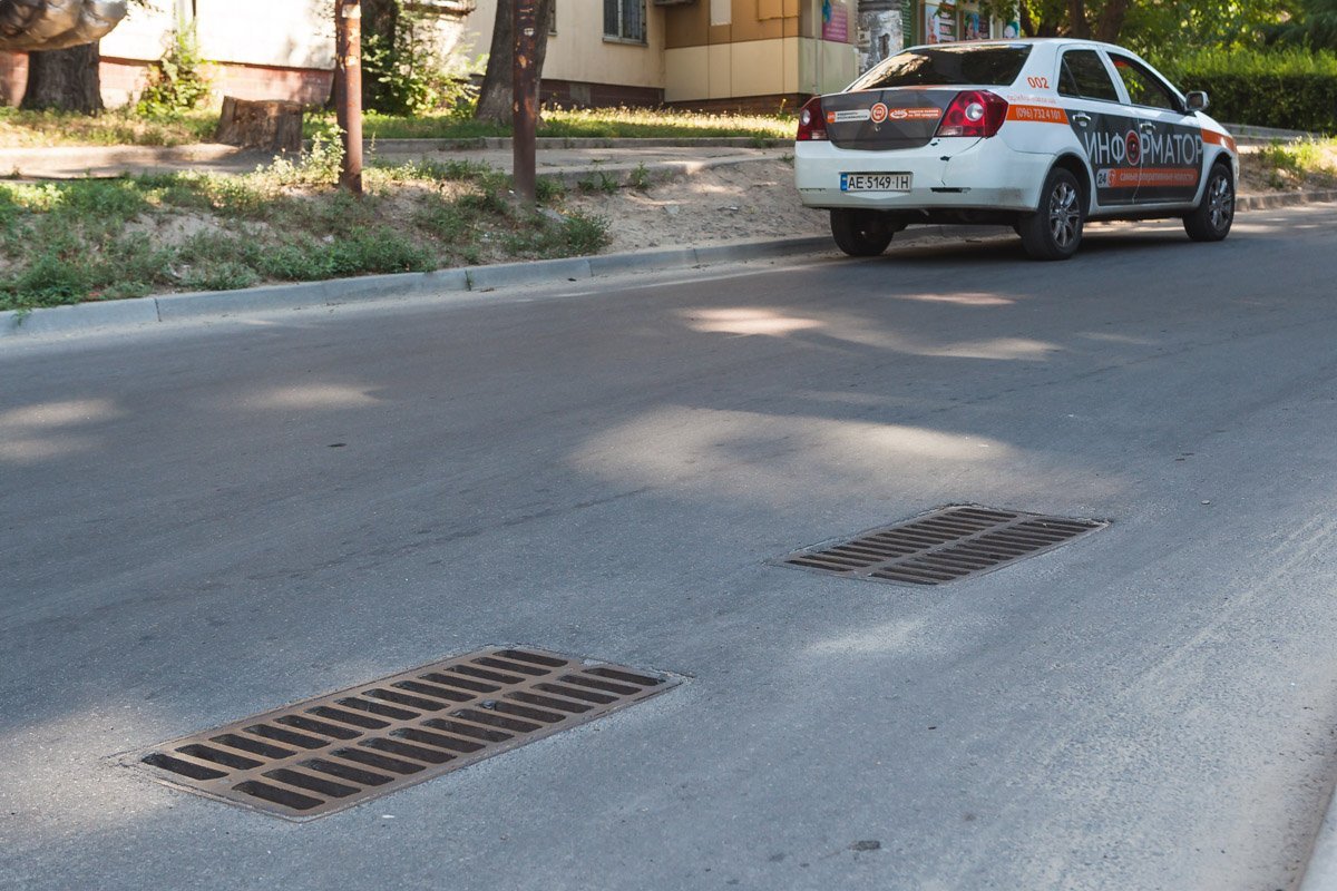 Ливневки, словно "вшиты" в асфальт