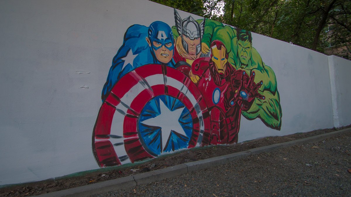 Местным жителям надоела унылая стена возле детской площадки Местным жителям надоела унылая стена возле детской площадки