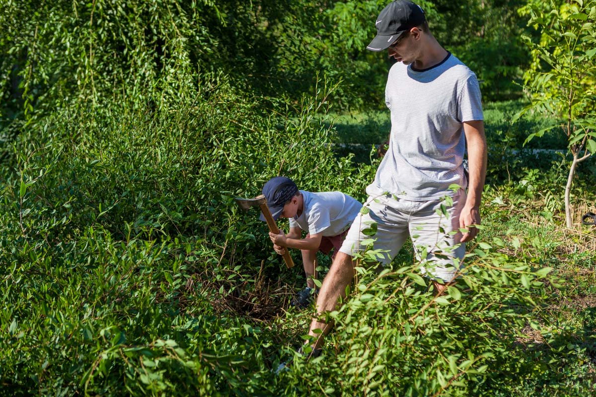 Дети помогают старшим Дети помогают старшим