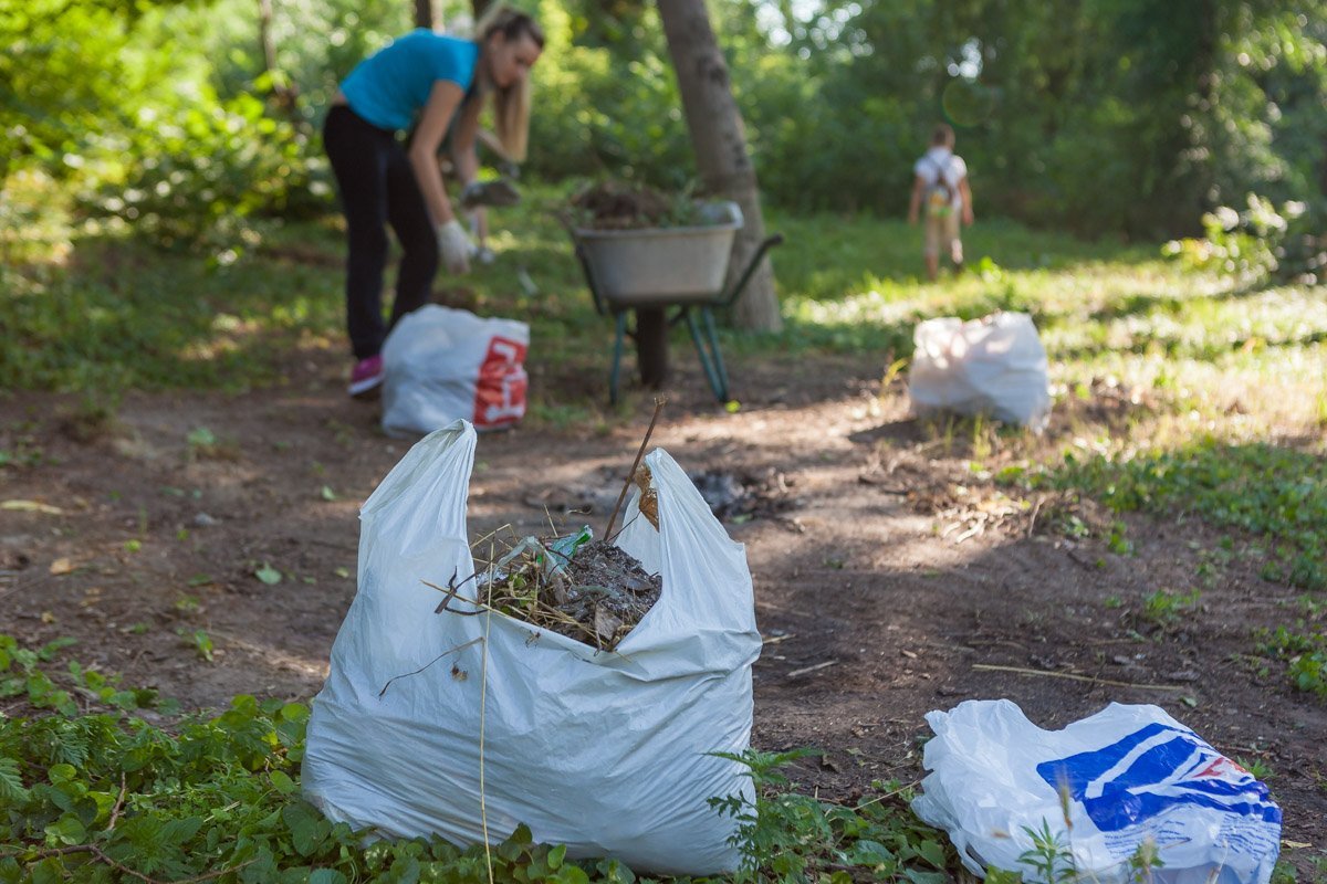 Обвертки и фантики убирают в пакеты Обвертки и фантики убирают в пакеты