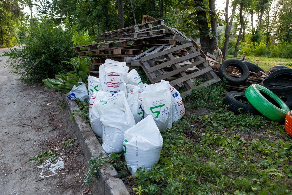 На место уже привезли песок для площадки На место уже привезли песок для площадки