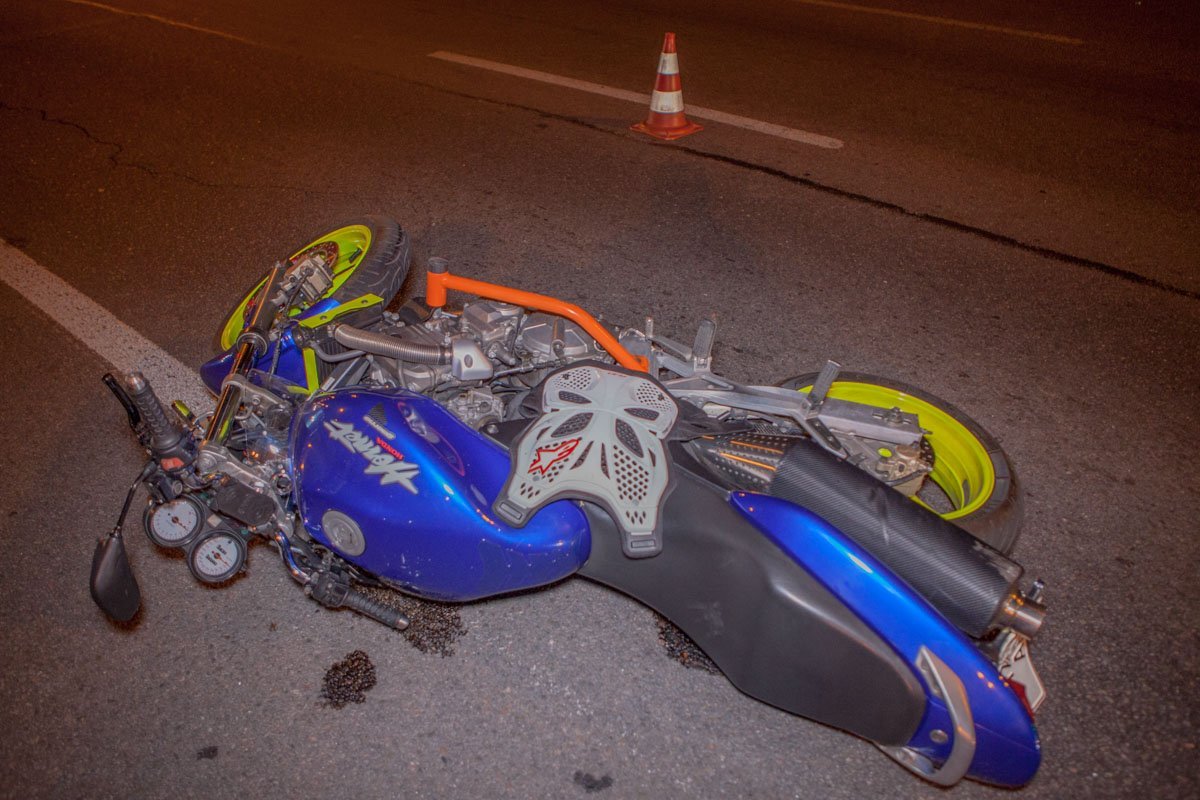 Мотоциклист с девушкой-пассажиром на Honda сбил парня