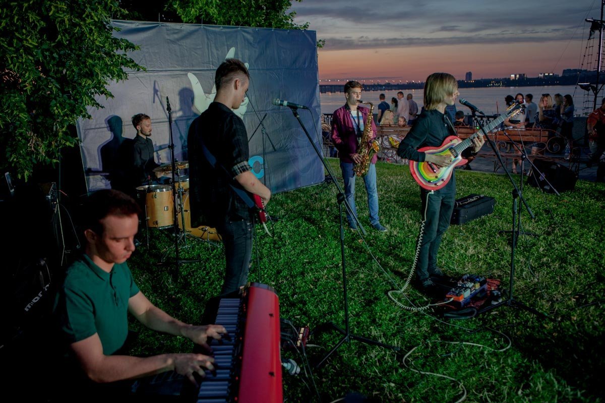 Прохожие с любопытством останавливались, чтобы послушать музыку талантливых исполнителей