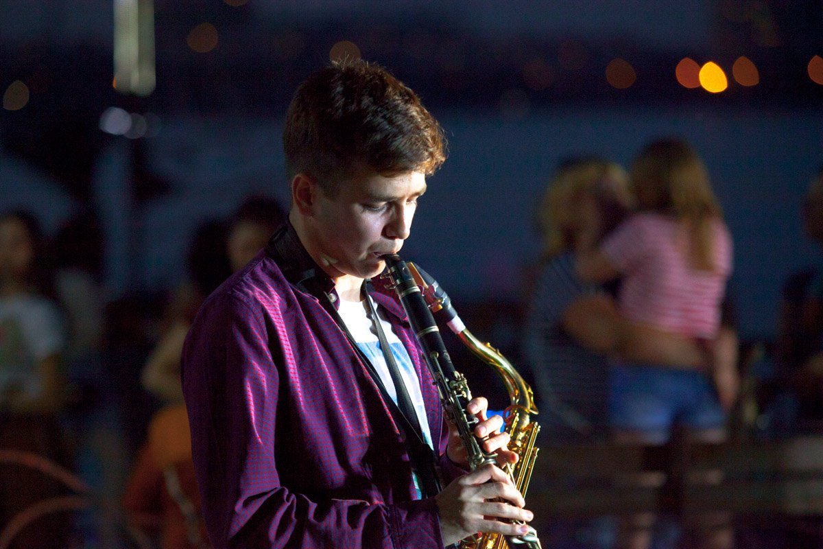 В летний вечер играет блюз саксофон