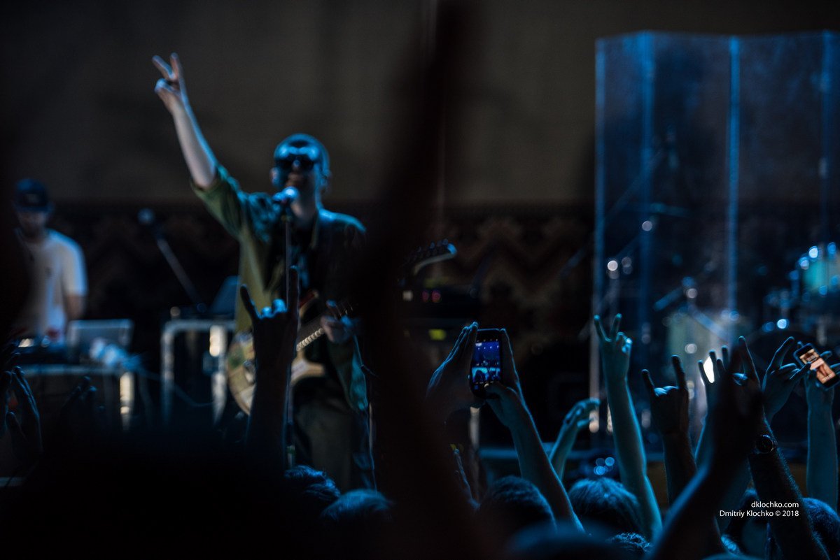 Фанаты Noize MС снимали выступление своего кумира на телефоны Фанаты Noize MС снимали выступление своего кумира на телефоны