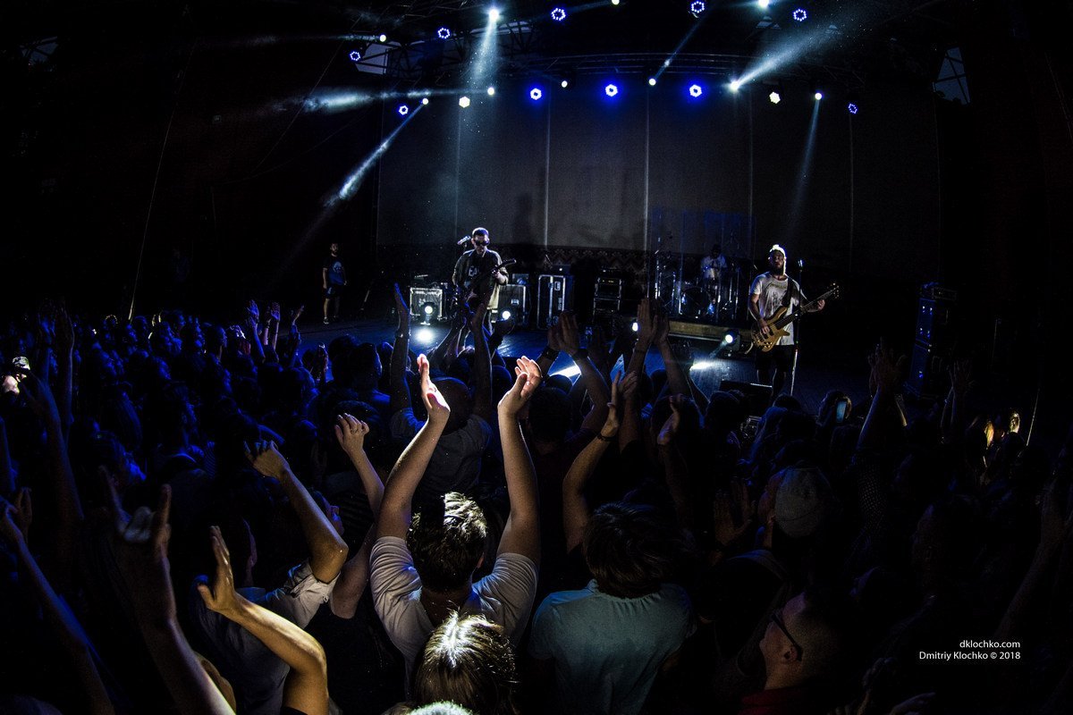 Людей было настолько много, что не хватало места для танцев Людей было настолько много, что не хватало места для танцев