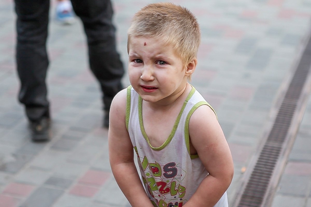 Она на обращала внимание на своих плачущих малышей