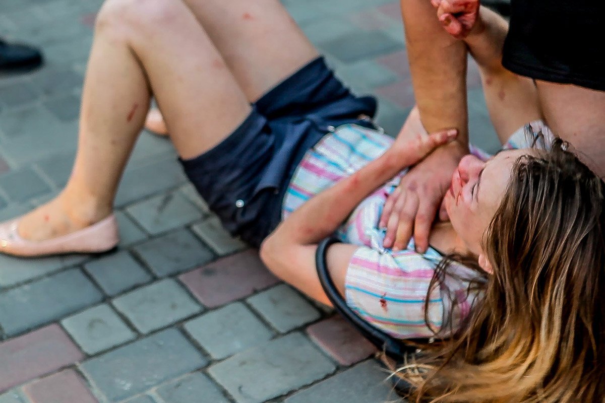 От удара девушка упала, у нее началось кровотечение из носа