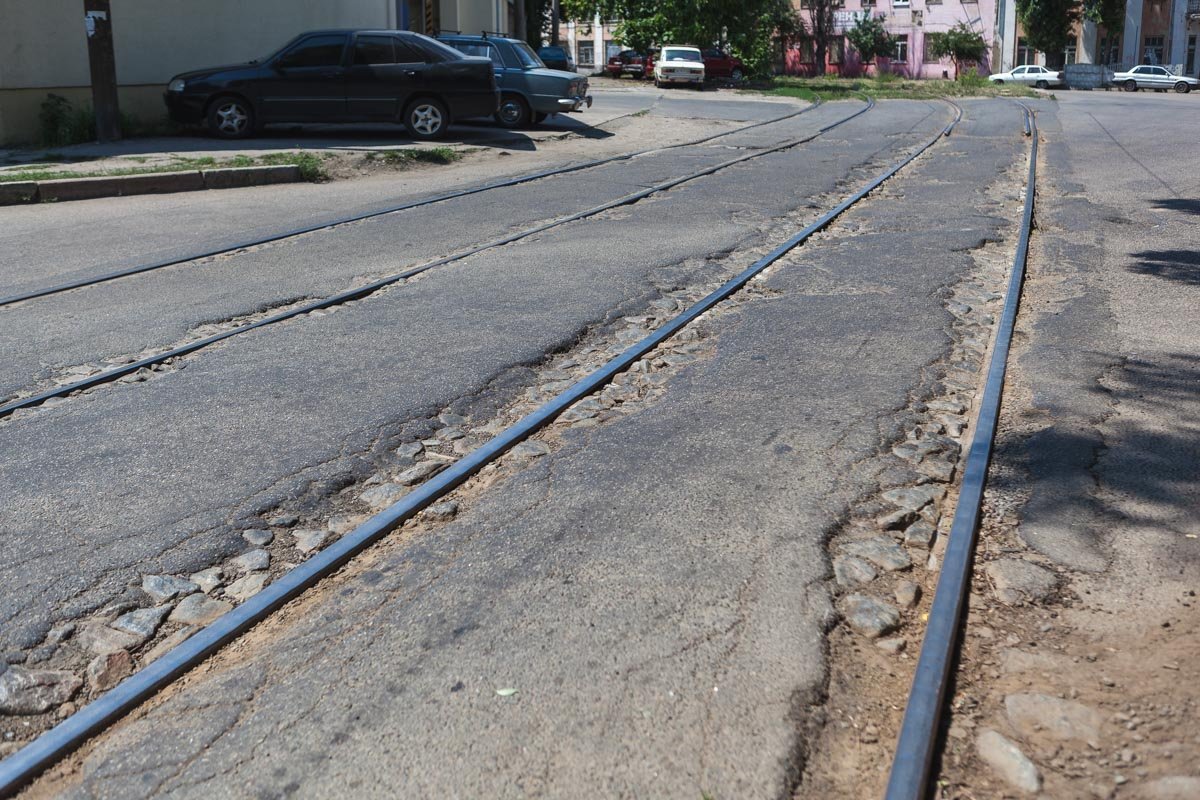 Асфальт вдоль трамвайных путей разрушен