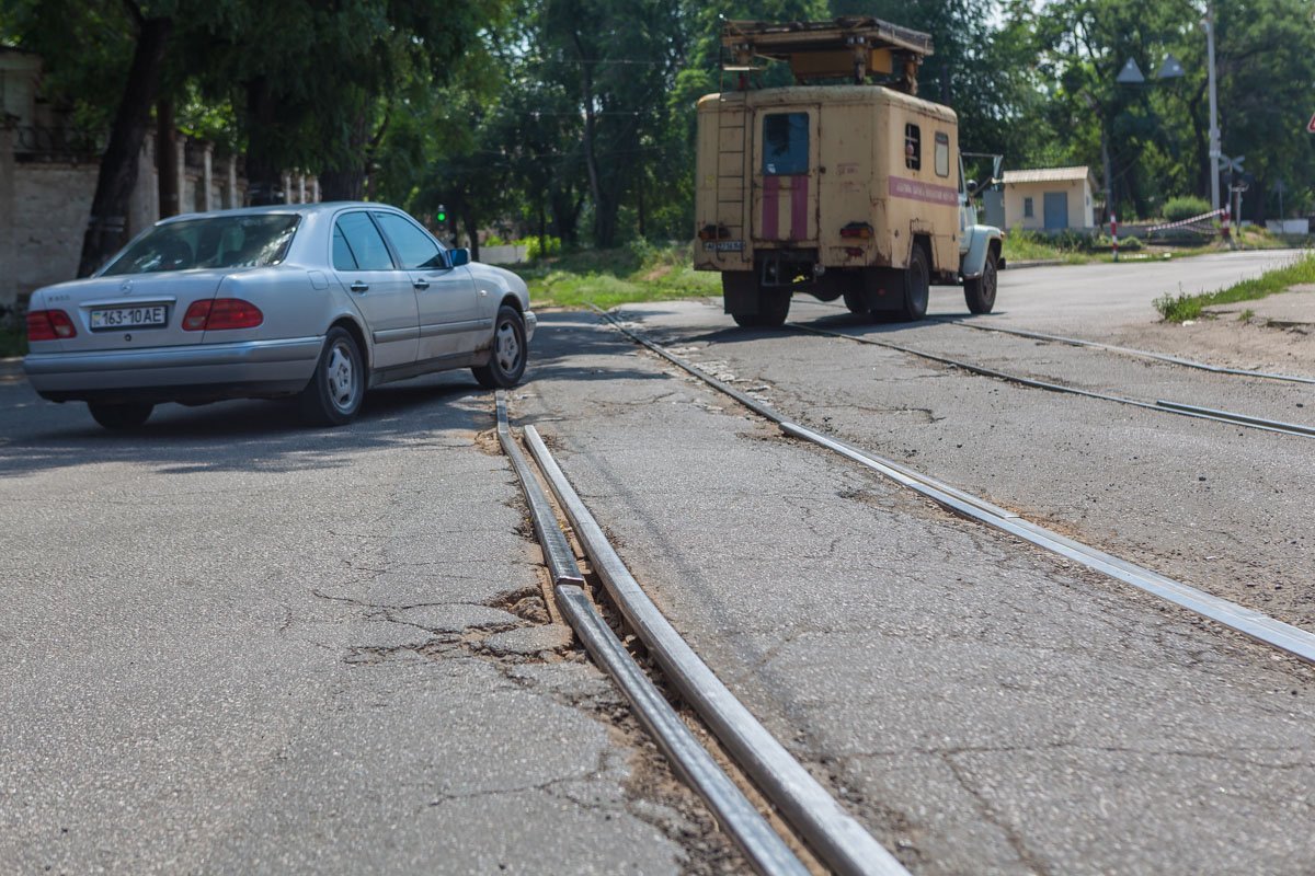 Рельсы на несколько сантиметров выступают над асфальтом